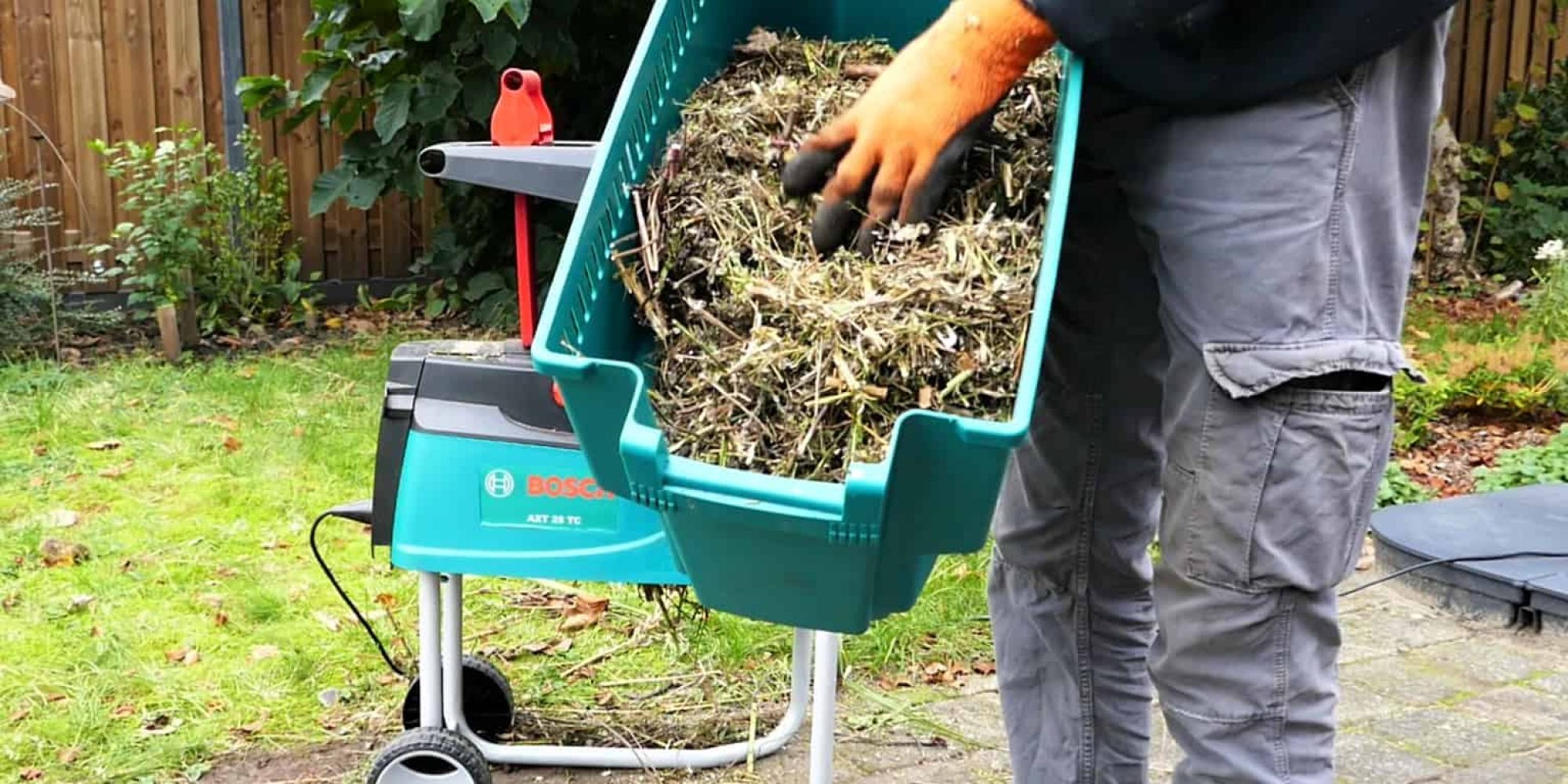 De hakselaar- een belangrijk stuk tuingereedschap voor versnipperen en fijnmaken